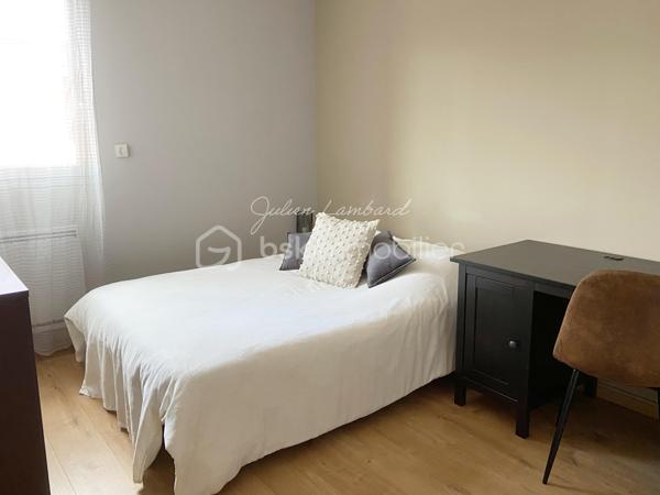 Encore une exclusivité par Julien Lambard - BSK Immobilier!

A Rouen, dans le dynamique quartier des Docks, cet appartement de 81m² environ, situé au dernier étage d'une élégante résidence, avec ascenseur, vous offre un cadre de vie alliant confort et fonctionnalité.  

En poussant sa porte, vous découvrirez une vaste entrée avec dressing vous menant vers une agréable pièce de vie lumineuse ( 26,22m2 ) et une cuisine indépendante aménagée, 100% équipée.  L'espace nuit n'est pas en reste, s'articulant autours de 3 belles chambres ( 8,75m2, 10,5m2 et 9,56m2 ) dont deux avec dressing, une salle de douche récemment rénovée, un WC et des espaces de rangements.  L'ensemble est ouvert sur une superbe terrasse de 35m2 environ, orientée plein Sud, avec vue dégagée, qui permettra d'agréable moments de convivialité. 
En sous-sol, son box double finira de vous séduire.

Aucun travaux à prévoir, il ne vous reste plus qu'à vous installer et profiter!

A proximité directe des lignes de transport, des commerces essentiels et des écoles. Accès rapide aux grands axes.
