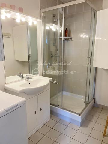 Encore une exclusivité par Julien Lambard - BSK Immobilier!

A Rouen, dans le dynamique quartier des Docks, cet appartement de 81m² environ, situé au dernier étage d'une élégante résidence, avec ascenseur, vous offre un cadre de vie alliant confort et fonctionnalité.  

En poussant sa porte, vous découvrirez une vaste entrée avec dressing vous menant vers une agréable pièce de vie lumineuse ( 26,22m2 ) et une cuisine indépendante aménagée, 100% équipée.  L'espace nuit n'est pas en reste, s'articulant autours de 3 belles chambres ( 8,75m2, 10,5m2 et 9,56m2 ) dont deux avec dressing, une salle de douche récemment rénovée, un WC et des espaces de rangements.  L'ensemble est ouvert sur une superbe terrasse de 35m2 environ, orientée plein Sud, avec vue dégagée, qui permettra d'agréable moments de convivialité. 
En sous-sol, son box double finira de vous séduire.

Aucun travaux à prévoir, il ne vous reste plus qu'à vous installer et profiter!

A proximité directe des lignes de transport, des commerces essentiels et des écoles. Accès rapide aux grands axes.