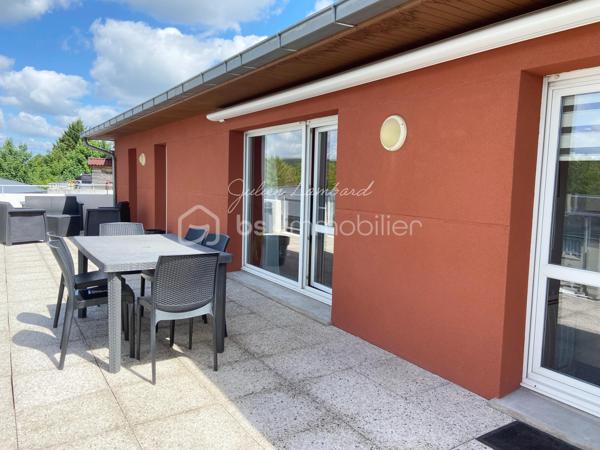 Encore une exclusivité par Julien Lambard - BSK Immobilier!

A Rouen, dans le dynamique quartier des Docks, cet appartement de 81m² environ, situé au dernier étage d'une élégante résidence, avec ascenseur, vous offre un cadre de vie alliant confort et fonctionnalité.  

En poussant sa porte, vous découvrirez une vaste entrée avec dressing vous menant vers une agréable pièce de vie lumineuse ( 26,22m2 ) et une cuisine indépendante aménagée, 100% équipée.  L'espace nuit n'est pas en reste, s'articulant autours de 3 belles chambres ( 8,75m2, 10,5m2 et 9,56m2 ) dont deux avec dressing, une salle de douche récemment rénovée, un WC et des espaces de rangements.  L'ensemble est ouvert sur une superbe terrasse de 35m2 environ, orientée plein Sud, avec vue dégagée, qui permettra d'agréable moments de convivialité. 
En sous-sol, son box double finira de vous séduire.

Aucun travaux à prévoir, il ne vous reste plus qu'à vous installer et profiter!

A proximité directe des lignes de transport, des commerces essentiels et des écoles. Accès rapide aux grands axes.
