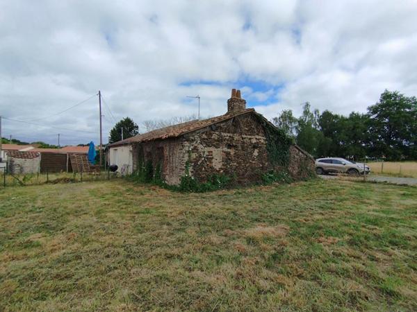 Bâtiment en pierre à rénover sur terrain de 450m², le Fuillet (49270)
