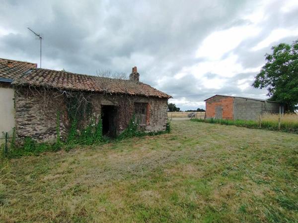 Bâtiment en pierre à rénover sur terrain de 450m², le Fuillet (49270)