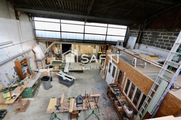 Local d'activité avec boutique , bureaux et appartement de fonction