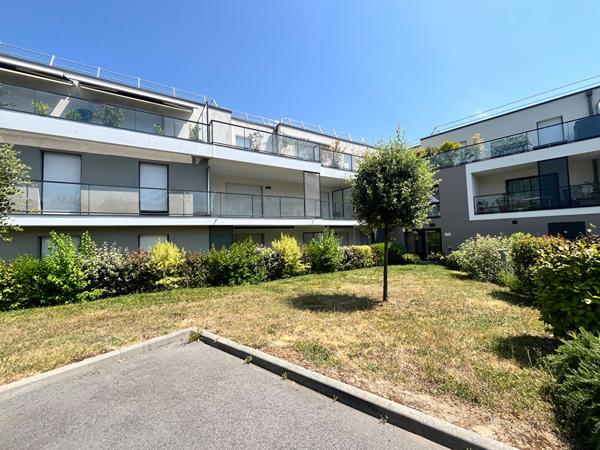A vendre Arradon le bourg à pied appartement de Type 2 de 45.59 m2 en rez de chaussée terrasse et garage