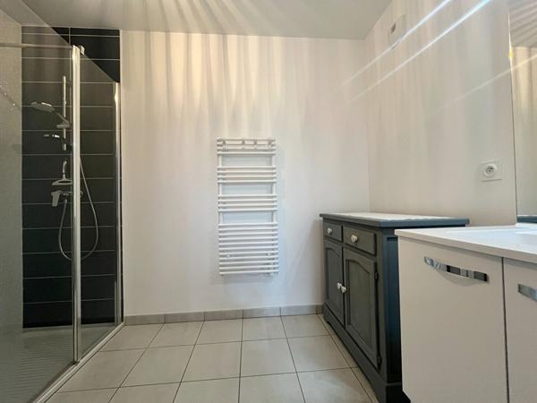 A vendre Arradon le bourg à pied appartement de Type 2 de 45.59 m2 en rez de chaussée terrasse et garage