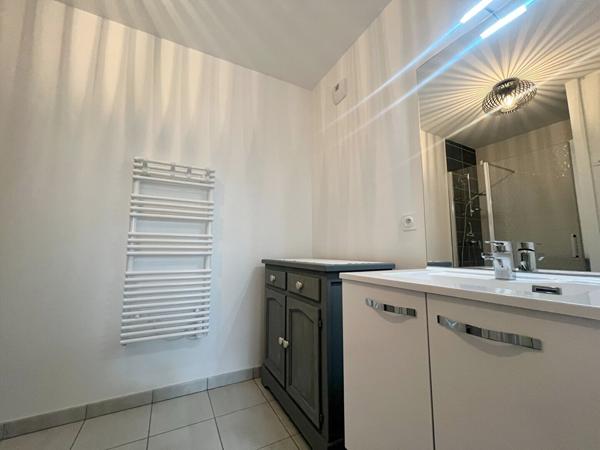 A vendre Arradon le bourg à pied appartement de Type 2 de 45.59 m2 en rez de chaussée terrasse et garage