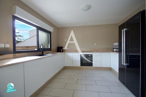 LATTES - QUARTIER TRÈS RECHERCHÉ - VILLA INDIVIDUELLE RÉNOVÉE - 145 M² - 3 CHAMBRES - POSSIBILITÉ 4 ÈME CHAMBRE - TERRASSE - GARAGE - PARCELLE de 590 M² PISCINABLE.