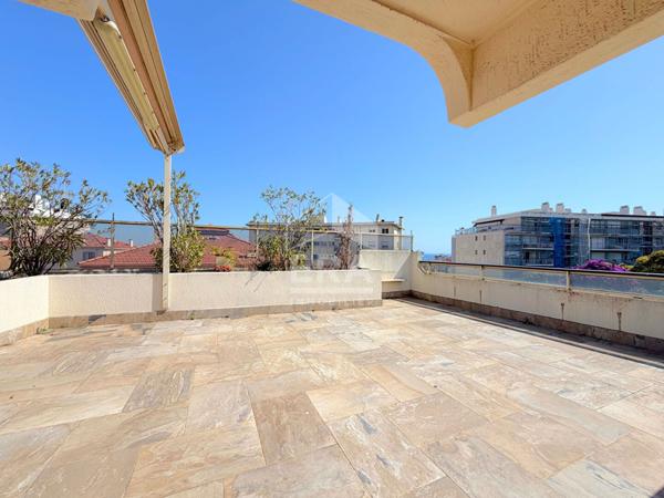 APPARTEMENT 4 PIECES TOIT TERRASSE AVEC APERCU MER