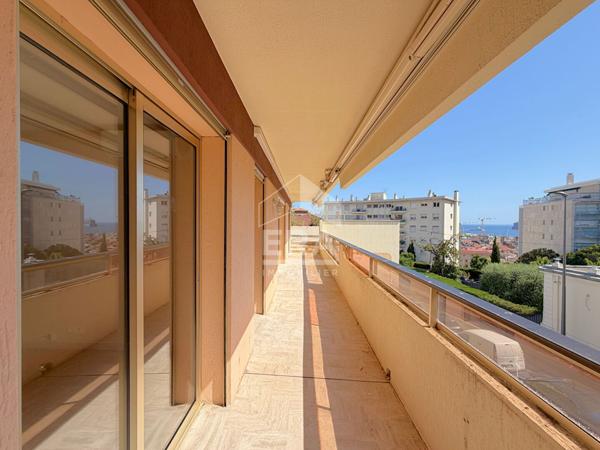 APPARTEMENT 4 PIECES TOIT TERRASSE AVEC APERCU MER