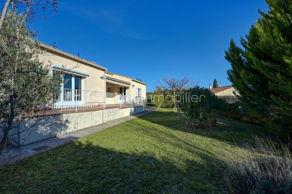 À Pertuis, dans un secteur résidentiel apprécié pour sa tranquillité, cette maison propose un cadre de vie particulièrement agréable, avec un jardin généreux, de beaux volumes et de nombreuses possibilités d’évolution.

Édifiée sur une parcelle d’environ 764 m², la propriété profite d’un extérieur soigneusement arboré, agrémenté d’un puits, permettant notamment de faciliter l’entretien et l’arrosage du jardin. La maison est indépendante et bénéficie d’un environnement préservé, sans vis-à-vis direct.

Avec environ 136 m² habitables, elle offre une organisation adaptée aussi bien à une vie de famille qu’à un projet associant habitation et espaces dédiés aux loisirs ou au travail.

La maison se compose  d'une pièce de vie agréable et largement ouverte sur l’extérieur. La cuisine ouverte s’intègre naturellement à cet espace, créant une atmosphère conviviale et fonctionnelle au quotidien. L’exposition plein Sud contribue largement à la luminosité des pièces et permet de profiter pleinement de la terrasse et du jardin.

La partie nuit se compose de trois espaces de trois chambres, dont une suite parentale disposant de sa propre salle d’eau. Une pièce supplémentaire actuellement aménagée en bureau vient compléter cet espace et peut naturellement évoluer selon les besoins : chambre d’appoint, espace télétravail, chambre d’enfant ou pièce dédiée à une activité personnelle.

Une seconde salle d’eau ainsi que des toilettes séparées complètent l’habitation.

Un sous-sol d’environ 87 m² constitue un véritable espace supplémentaire à exploiter. Salle de loisirs, espace sportif, atelier, rangement, cave ou pièce dédiée aux passions de chacun : les possibilités sont nombreuses.

Côté pratique, la propriété dispose également d’un grand garage et de plusieurs places de stationnement.

Son emplacement permet de profiter du calme d’un quartier résidentiel tout en restant à proximité du centre de Pertuis et de ses commerces, écoles et services.