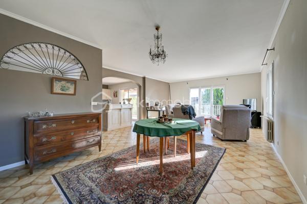 À Pertuis, dans un secteur résidentiel apprécié pour sa tranquillité, cette maison propose un cadre de vie particulièrement agréable, avec un jardin généreux, de beaux volumes et de nombreuses possibilités d’évolution.

Édifiée sur une parcelle d’environ 764 m², la propriété profite d’un extérieur soigneusement arboré, agrémenté d’un puits, permettant notamment de faciliter l’entretien et l’arrosage du jardin. La maison est indépendante et bénéficie d’un environnement préservé, sans vis-à-vis direct.

Avec environ 136 m² habitables, elle offre une organisation adaptée aussi bien à une vie de famille qu’à un projet associant habitation et espaces dédiés aux loisirs ou au travail.

La maison se compose  d'une pièce de vie agréable et largement ouverte sur l’extérieur. La cuisine ouverte s’intègre naturellement à cet espace, créant une atmosphère conviviale et fonctionnelle au quotidien. L’exposition plein Sud contribue largement à la luminosité des pièces et permet de profiter pleinement de la terrasse et du jardin.

La partie nuit se compose de trois espaces de trois chambres, dont une suite parentale disposant de sa propre salle d’eau. Une pièce supplémentaire actuellement aménagée en bureau vient compléter cet espace et peut naturellement évoluer selon les besoins : chambre d’appoint, espace télétravail, chambre d’enfant ou pièce dédiée à une activité personnelle.

Une seconde salle d’eau ainsi que des toilettes séparées complètent l’habitation.

Un sous-sol d’environ 87 m² constitue un véritable espace supplémentaire à exploiter. Salle de loisirs, espace sportif, atelier, rangement, cave ou pièce dédiée aux passions de chacun : les possibilités sont nombreuses.

Côté pratique, la propriété dispose également d’un grand garage et de plusieurs places de stationnement.

Son emplacement permet de profiter du calme d’un quartier résidentiel tout en restant à proximité du centre de Pertuis et de ses commerces, écoles et services.