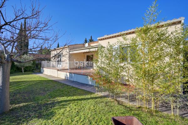 À Pertuis, dans un secteur résidentiel apprécié pour sa tranquillité, cette maison propose un cadre de vie particulièrement agréable, avec un jardin généreux, de beaux volumes et de nombreuses possibilités d’évolution.

Édifiée sur une parcelle d’environ 764 m², la propriété profite d’un extérieur soigneusement arboré, agrémenté d’un puits, permettant notamment de faciliter l’entretien et l’arrosage du jardin. La maison est indépendante et bénéficie d’un environnement préservé, sans vis-à-vis direct.

Avec environ 136 m² habitables, elle offre une organisation adaptée aussi bien à une vie de famille qu’à un projet associant habitation et espaces dédiés aux loisirs ou au travail.

La maison se compose  d'une pièce de vie agréable et largement ouverte sur l’extérieur. La cuisine ouverte s’intègre naturellement à cet espace, créant une atmosphère conviviale et fonctionnelle au quotidien. L’exposition plein Sud contribue largement à la luminosité des pièces et permet de profiter pleinement de la terrasse et du jardin.

La partie nuit se compose de trois espaces de trois chambres, dont une suite parentale disposant de sa propre salle d’eau. Une pièce supplémentaire actuellement aménagée en bureau vient compléter cet espace et peut naturellement évoluer selon les besoins : chambre d’appoint, espace télétravail, chambre d’enfant ou pièce dédiée à une activité personnelle.

Une seconde salle d’eau ainsi que des toilettes séparées complètent l’habitation.

Un sous-sol d’environ 87 m² constitue un véritable espace supplémentaire à exploiter. Salle de loisirs, espace sportif, atelier, rangement, cave ou pièce dédiée aux passions de chacun : les possibilités sont nombreuses.

Côté pratique, la propriété dispose également d’un grand garage et de plusieurs places de stationnement.

Son emplacement permet de profiter du calme d’un quartier résidentiel tout en restant à proximité du centre de Pertuis et de ses commerces, écoles et services.