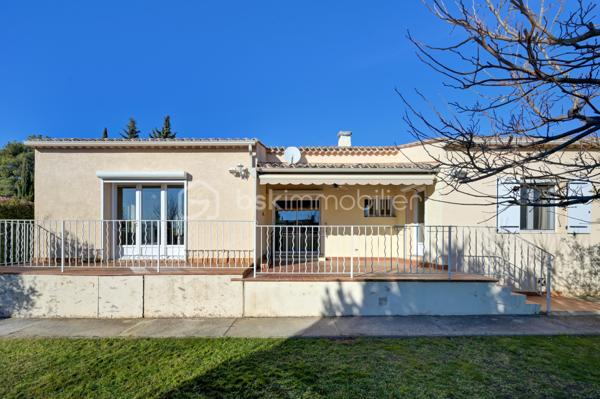 À Pertuis, dans un secteur résidentiel apprécié pour sa tranquillité, cette maison propose un cadre de vie particulièrement agréable, avec un jardin généreux, de beaux volumes et de nombreuses possibilités d’évolution.

Édifiée sur une parcelle d’environ 764 m², la propriété profite d’un extérieur soigneusement arboré, agrémenté d’un puits, permettant notamment de faciliter l’entretien et l’arrosage du jardin. La maison est indépendante et bénéficie d’un environnement préservé, sans vis-à-vis direct.

Avec environ 136 m² habitables, elle offre une organisation adaptée aussi bien à une vie de famille qu’à un projet associant habitation et espaces dédiés aux loisirs ou au travail.

La maison se compose  d'une pièce de vie agréable et largement ouverte sur l’extérieur. La cuisine ouverte s’intègre naturellement à cet espace, créant une atmosphère conviviale et fonctionnelle au quotidien. L’exposition plein Sud contribue largement à la luminosité des pièces et permet de profiter pleinement de la terrasse et du jardin.

La partie nuit se compose de trois espaces de trois chambres, dont une suite parentale disposant de sa propre salle d’eau. Une pièce supplémentaire actuellement aménagée en bureau vient compléter cet espace et peut naturellement évoluer selon les besoins : chambre d’appoint, espace télétravail, chambre d’enfant ou pièce dédiée à une activité personnelle.

Une seconde salle d’eau ainsi que des toilettes séparées complètent l’habitation.

Un sous-sol d’environ 87 m² constitue un véritable espace supplémentaire à exploiter. Salle de loisirs, espace sportif, atelier, rangement, cave ou pièce dédiée aux passions de chacun : les possibilités sont nombreuses.

Côté pratique, la propriété dispose également d’un grand garage et de plusieurs places de stationnement.

Son emplacement permet de profiter du calme d’un quartier résidentiel tout en restant à proximité du centre de Pertuis et de ses commerces, écoles et services.