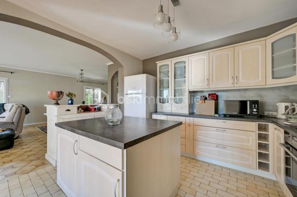 À Pertuis, dans un secteur résidentiel apprécié pour sa tranquillité, cette maison propose un cadre de vie particulièrement agréable, avec un jardin généreux, de beaux volumes et de nombreuses possibilités d’évolution.

Édifiée sur une parcelle d’environ 764 m², la propriété profite d’un extérieur soigneusement arboré, agrémenté d’un puits, permettant notamment de faciliter l’entretien et l’arrosage du jardin. La maison est indépendante et bénéficie d’un environnement préservé, sans vis-à-vis direct.

Avec environ 136 m² habitables, elle offre une organisation adaptée aussi bien à une vie de famille qu’à un projet associant habitation et espaces dédiés aux loisirs ou au travail.

La maison se compose  d'une pièce de vie agréable et largement ouverte sur l’extérieur. La cuisine ouverte s’intègre naturellement à cet espace, créant une atmosphère conviviale et fonctionnelle au quotidien. L’exposition plein Sud contribue largement à la luminosité des pièces et permet de profiter pleinement de la terrasse et du jardin.

La partie nuit se compose de trois espaces de trois chambres, dont une suite parentale disposant de sa propre salle d’eau. Une pièce supplémentaire actuellement aménagée en bureau vient compléter cet espace et peut naturellement évoluer selon les besoins : chambre d’appoint, espace télétravail, chambre d’enfant ou pièce dédiée à une activité personnelle.

Une seconde salle d’eau ainsi que des toilettes séparées complètent l’habitation.

Un sous-sol d’environ 87 m² constitue un véritable espace supplémentaire à exploiter. Salle de loisirs, espace sportif, atelier, rangement, cave ou pièce dédiée aux passions de chacun : les possibilités sont nombreuses.

Côté pratique, la propriété dispose également d’un grand garage et de plusieurs places de stationnement.

Son emplacement permet de profiter du calme d’un quartier résidentiel tout en restant à proximité du centre de Pertuis et de ses commerces, écoles et services.