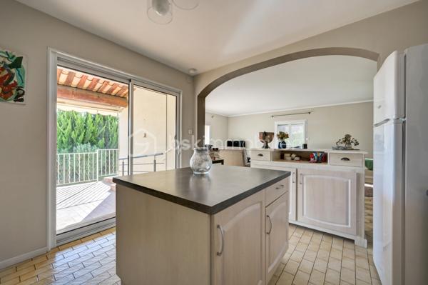À Pertuis, dans un secteur résidentiel apprécié pour sa tranquillité, cette maison propose un cadre de vie particulièrement agréable, avec un jardin généreux, de beaux volumes et de nombreuses possibilités d’évolution.

Édifiée sur une parcelle d’environ 764 m², la propriété profite d’un extérieur soigneusement arboré, agrémenté d’un puits, permettant notamment de faciliter l’entretien et l’arrosage du jardin. La maison est indépendante et bénéficie d’un environnement préservé, sans vis-à-vis direct.

Avec environ 136 m² habitables, elle offre une organisation adaptée aussi bien à une vie de famille qu’à un projet associant habitation et espaces dédiés aux loisirs ou au travail.

La maison se compose  d'une pièce de vie agréable et largement ouverte sur l’extérieur. La cuisine ouverte s’intègre naturellement à cet espace, créant une atmosphère conviviale et fonctionnelle au quotidien. L’exposition plein Sud contribue largement à la luminosité des pièces et permet de profiter pleinement de la terrasse et du jardin.

La partie nuit se compose de trois espaces de trois chambres, dont une suite parentale disposant de sa propre salle d’eau. Une pièce supplémentaire actuellement aménagée en bureau vient compléter cet espace et peut naturellement évoluer selon les besoins : chambre d’appoint, espace télétravail, chambre d’enfant ou pièce dédiée à une activité personnelle.

Une seconde salle d’eau ainsi que des toilettes séparées complètent l’habitation.

Un sous-sol d’environ 87 m² constitue un véritable espace supplémentaire à exploiter. Salle de loisirs, espace sportif, atelier, rangement, cave ou pièce dédiée aux passions de chacun : les possibilités sont nombreuses.

Côté pratique, la propriété dispose également d’un grand garage et de plusieurs places de stationnement.

Son emplacement permet de profiter du calme d’un quartier résidentiel tout en restant à proximité du centre de Pertuis et de ses commerces, écoles et services.
