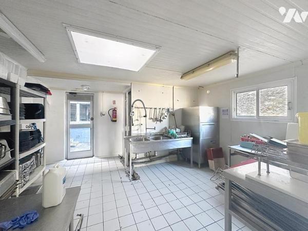 PLOUHINEC - Immeuble avec local d'activité