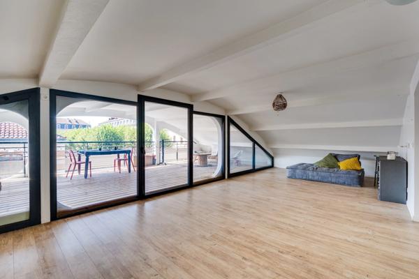 Côte Pavée / Guilhemery, T3/4 de 80m² en dernier étage avec terrasse et garage
