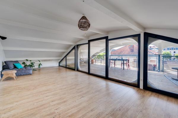 Côte Pavée / Guilhemery, T3/4 de 80m² en dernier étage avec terrasse et garage