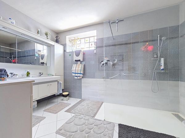 Maison traditionnelle R+1 avec jardin et grand garage – Bédarieux, secteur recherché