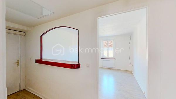 Situé au premier et dernier étage d'une petite copropriété, je vous invite à découvrir cet appartement de 63m2 qui séduira les amateurs de lieux atypiques et lumineux.
Il offre une jolie pièce de vie, une cuisine fermée, deux chambres et une salle de bain avec WC.
Au calme, tout en étant proche des commodités, il bénéficie d'une vue dégagée, apportant une sensation d'espace et de tranquillité.
Les atouts supplémentaires :
- Deux places de parking
- Petite copropriété avec syndic bénévole
- Faibles charges

Cet appartement est idéal pour un premier achat, pour un investissement locatif ou tout simplement pour votre futur lieu de vie !

Un bien avec beaucoup de potentiel, à visiter sans tarder !

VISITE VIRTUELLE SUR DEMANDE