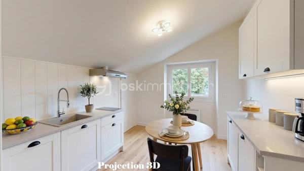 Situé au premier et dernier étage d'une petite copropriété, je vous invite à découvrir cet appartement de 63m2 qui séduira les amateurs de lieux atypiques et lumineux.
Il offre une jolie pièce de vie, une cuisine fermée, deux chambres et une salle de bain avec WC.
Au calme, tout en étant proche des commodités, il bénéficie d'une vue dégagée, apportant une sensation d'espace et de tranquillité.
Les atouts supplémentaires :
- Deux places de parking
- Petite copropriété avec syndic bénévole
- Faibles charges

Cet appartement est idéal pour un premier achat, pour un investissement locatif ou tout simplement pour votre futur lieu de vie !

Un bien avec beaucoup de potentiel, à visiter sans tarder !

VISITE VIRTUELLE SUR DEMANDE