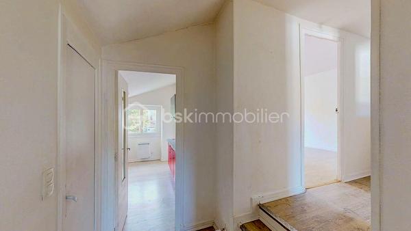 Situé au premier et dernier étage d'une petite copropriété, je vous invite à découvrir cet appartement de 63m2 qui séduira les amateurs de lieux atypiques et lumineux.
Il offre une jolie pièce de vie, une cuisine fermée, deux chambres et une salle de bain avec WC.
Au calme, tout en étant proche des commodités, il bénéficie d'une vue dégagée, apportant une sensation d'espace et de tranquillité.
Les atouts supplémentaires :
- Deux places de parking
- Petite copropriété avec syndic bénévole
- Faibles charges

Cet appartement est idéal pour un premier achat, pour un investissement locatif ou tout simplement pour votre futur lieu de vie !

Un bien avec beaucoup de potentiel, à visiter sans tarder !

VISITE VIRTUELLE SUR DEMANDE