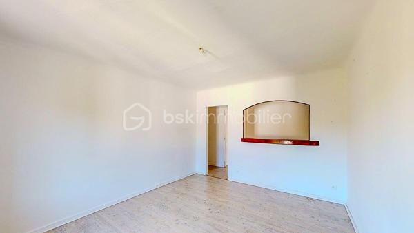Situé au premier et dernier étage d'une petite copropriété, je vous invite à découvrir cet appartement de 63m2 qui séduira les amateurs de lieux atypiques et lumineux.
Il offre une jolie pièce de vie, une cuisine fermée, deux chambres et une salle de bain avec WC.
Au calme, tout en étant proche des commodités, il bénéficie d'une vue dégagée, apportant une sensation d'espace et de tranquillité.
Les atouts supplémentaires :
- Deux places de parking
- Petite copropriété avec syndic bénévole
- Faibles charges

Cet appartement est idéal pour un premier achat, pour un investissement locatif ou tout simplement pour votre futur lieu de vie !

Un bien avec beaucoup de potentiel, à visiter sans tarder !

VISITE VIRTUELLE SUR DEMANDE