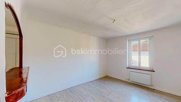 Situé au premier et dernier étage d'une petite copropriété, je vous invite à découvrir cet appartement de 63m2 qui séduira les amateurs de lieux atypiques et lumineux.
Il offre une jolie pièce de vie, une cuisine fermée, deux chambres et une salle de bain avec WC.
Au calme, tout en étant proche des commodités, il bénéficie d'une vue dégagée, apportant une sensation d'espace et de tranquillité.
Les atouts supplémentaires :
- Deux places de parking
- Petite copropriété avec syndic bénévole
- Faibles charges

Cet appartement est idéal pour un premier achat, pour un investissement locatif ou tout simplement pour votre futur lieu de vie !

Un bien avec beaucoup de potentiel, à visiter sans tarder !

VISITE VIRTUELLE SUR DEMANDE
