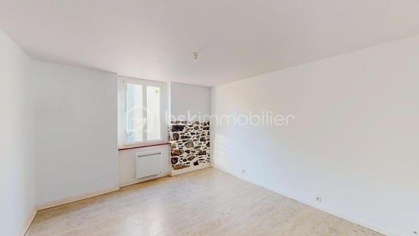 Situé au premier et dernier étage d'une petite copropriété, je vous invite à découvrir cet appartement de 63m2 qui séduira les amateurs de lieux atypiques et lumineux.
Il offre une jolie pièce de vie, une cuisine fermée, deux chambres et une salle de bain avec WC.
Au calme, tout en étant proche des commodités, il bénéficie d'une vue dégagée, apportant une sensation d'espace et de tranquillité.
Les atouts supplémentaires :
- Deux places de parking
- Petite copropriété avec syndic bénévole
- Faibles charges

Cet appartement est idéal pour un premier achat, pour un investissement locatif ou tout simplement pour votre futur lieu de vie !

Un bien avec beaucoup de potentiel, à visiter sans tarder !

VISITE VIRTUELLE SUR DEMANDE
