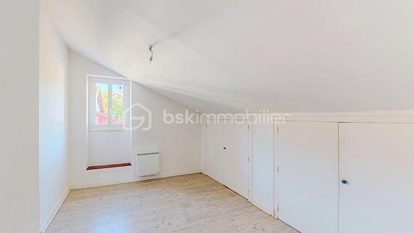 Situé au premier et dernier étage d'une petite copropriété, je vous invite à découvrir cet appartement de 63m2 qui séduira les amateurs de lieux atypiques et lumineux.
Il offre une jolie pièce de vie, une cuisine fermée, deux chambres et une salle de bain avec WC.
Au calme, tout en étant proche des commodités, il bénéficie d'une vue dégagée, apportant une sensation d'espace et de tranquillité.
Les atouts supplémentaires :
- Deux places de parking
- Petite copropriété avec syndic bénévole
- Faibles charges

Cet appartement est idéal pour un premier achat, pour un investissement locatif ou tout simplement pour votre futur lieu de vie !

Un bien avec beaucoup de potentiel, à visiter sans tarder !

VISITE VIRTUELLE SUR DEMANDE
