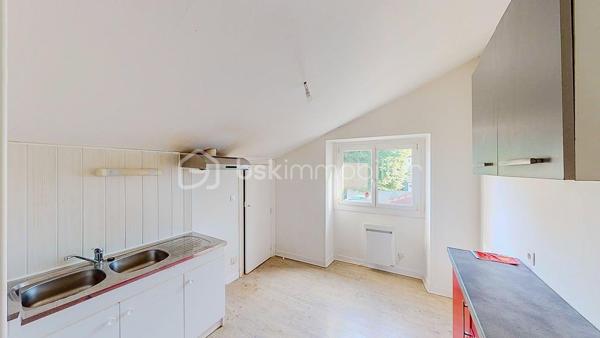 Situé au premier et dernier étage d'une petite copropriété, je vous invite à découvrir cet appartement de 63m2 qui séduira les amateurs de lieux atypiques et lumineux.
Il offre une jolie pièce de vie, une cuisine fermée, deux chambres et une salle de bain avec WC.
Au calme, tout en étant proche des commodités, il bénéficie d'une vue dégagée, apportant une sensation d'espace et de tranquillité.
Les atouts supplémentaires :
- Deux places de parking
- Petite copropriété avec syndic bénévole
- Faibles charges

Cet appartement est idéal pour un premier achat, pour un investissement locatif ou tout simplement pour votre futur lieu de vie !

Un bien avec beaucoup de potentiel, à visiter sans tarder !

VISITE VIRTUELLE SUR DEMANDE