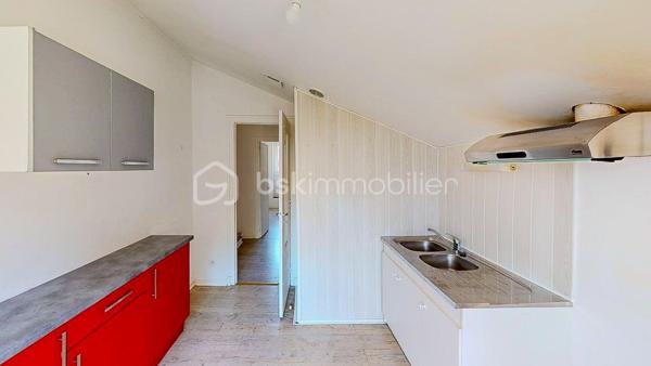 Situé au premier et dernier étage d'une petite copropriété, je vous invite à découvrir cet appartement de 63m2 qui séduira les amateurs de lieux atypiques et lumineux.
Il offre une jolie pièce de vie, une cuisine fermée, deux chambres et une salle de bain avec WC.
Au calme, tout en étant proche des commodités, il bénéficie d'une vue dégagée, apportant une sensation d'espace et de tranquillité.
Les atouts supplémentaires :
- Deux places de parking
- Petite copropriété avec syndic bénévole
- Faibles charges

Cet appartement est idéal pour un premier achat, pour un investissement locatif ou tout simplement pour votre futur lieu de vie !

Un bien avec beaucoup de potentiel, à visiter sans tarder !

VISITE VIRTUELLE SUR DEMANDE