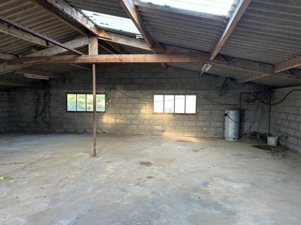 Maison avec atelier de 100 m2 , sur terrain  de 2700 m2 au calme