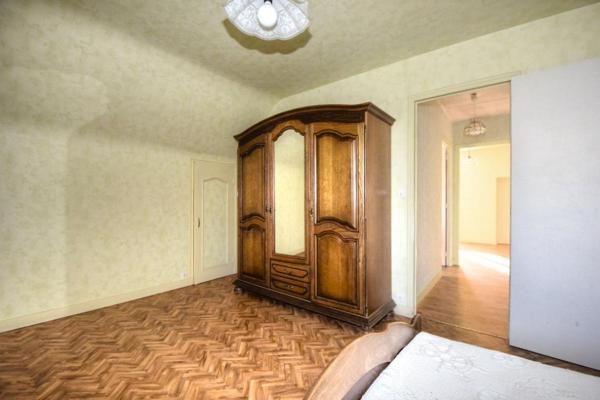 Maison avec atelier de 100 m2 , sur terrain  de 2700 m2 au calme