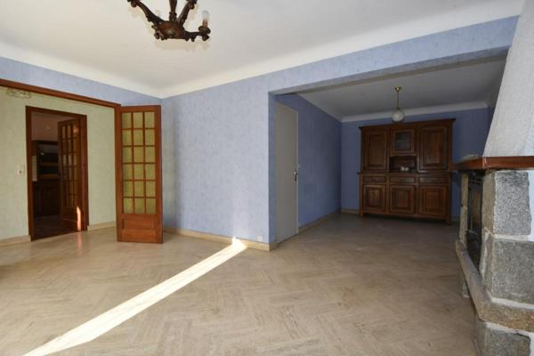 Maison avec atelier de 100 m2 , sur terrain  de 2700 m2 au calme