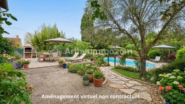 Vente                                                      Maison
                        
                     8 pièces                      257 m2                     à Saint-Jean-Lherm
