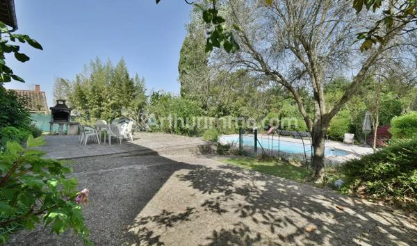 Vente                                                      Maison
                        
                     8 pièces                      257 m2                     à Saint-Jean-Lherm