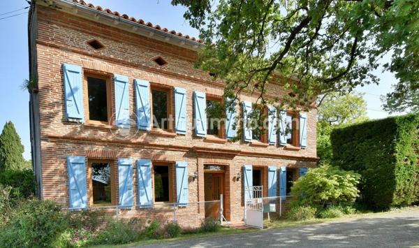 Vente                                                      Maison
                        
                     8 pièces                      257 m2                     à Saint-Jean-Lherm