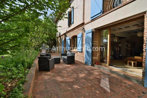 Vente                                                      Maison
                        
                     8 pièces                      257 m2                     à Saint-Jean-Lherm