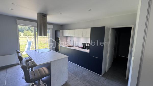 🫶 PAVILLON DE 3 ANS DE TYPE 5 de 98m²🫶

👉🏿Ce bien est sorti de terre il y a 3 ans seulement !

♦️Dès l'ouverture de la porte :

. Un séjour très lumineux avec placard de rangement
. Une cuisine équipée NEUVE ( valeur 11 000 euros! ) donnant accès au jardin
. Salle de bain NEUVE 
. Wc
. 3 chambres

♦️Coté extérieur :

. Joli jardin  de 450 m² environ
. Garage attenant entièrement carrelé

♦️Prestations :

. Chauffage pellets
. Fenêtres et portes PVC double vitrage
. Matériaux de qualité sur l'ensemble de la maison
. Assainissement collectif conforme