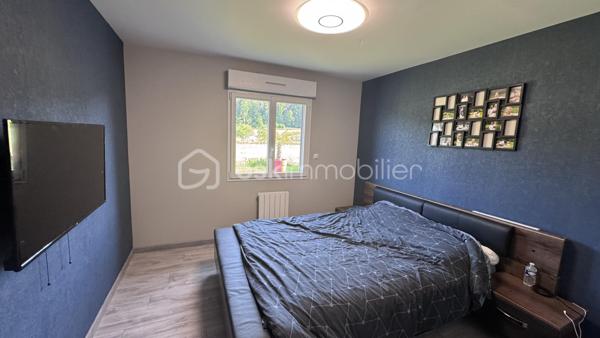 🫶 PAVILLON DE 3 ANS DE TYPE 5 de 98m²🫶

👉🏿Ce bien est sorti de terre il y a 3 ans seulement !

♦️Dès l'ouverture de la porte :

. Un séjour très lumineux avec placard de rangement
. Une cuisine équipée NEUVE ( valeur 11 000 euros! ) donnant accès au jardin
. Salle de bain NEUVE 
. Wc
. 3 chambres

♦️Coté extérieur :

. Joli jardin  de 450 m² environ
. Garage attenant entièrement carrelé

♦️Prestations :

. Chauffage pellets
. Fenêtres et portes PVC double vitrage
. Matériaux de qualité sur l'ensemble de la maison
. Assainissement collectif conforme