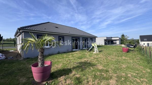 🫶 PAVILLON DE 3 ANS DE TYPE 5 de 98m²🫶

👉🏿Ce bien est sorti de terre il y a 3 ans seulement !

♦️Dès l'ouverture de la porte :

. Un séjour très lumineux avec placard de rangement
. Une cuisine équipée NEUVE ( valeur 11 000 euros! ) donnant accès au jardin
. Salle de bain NEUVE 
. Wc
. 3 chambres

♦️Coté extérieur :

. Joli jardin  de 450 m² environ
. Garage attenant entièrement carrelé

♦️Prestations :

. Chauffage pellets
. Fenêtres et portes PVC double vitrage
. Matériaux de qualité sur l'ensemble de la maison
. Assainissement collectif conforme