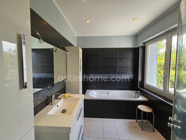 Magnifique maison rénovée de 157 m² avec piscine et garage – RUELLE SUR TOUVRE (16)