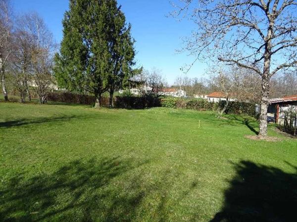 A LIMOGES BELLEGARDE BEAU TERRAIN PLAT AVEC CU DE 1586 M²