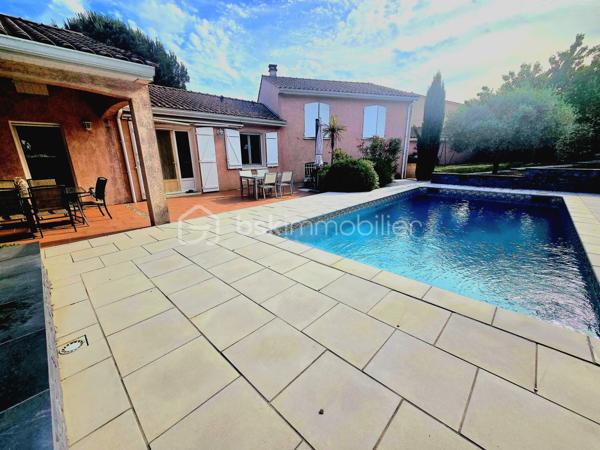 EXCLUSIVITÉ 
Cette villa, nichée dans un quartier prisé de Payrin-Augmontel, vous accueille avec son jardin paysager et son allée goudronnée.

Au rez-de-chaussée, elle se compose d'un hall d'entrée avec toilettes, d'un vaste espace de vie intégrant une cuisine ouverte et un salon agrémenté d'un poêle à bois, l'ensemble s'ouvrant sur un extérieur doté d'une piscine maçonnée et de sa grande plage ainsi que de deux terrasses.

Le demi-étage supérieur abrite trois chambres équipées de placards intégrés, ainsi qu'une salle de bain avec toilettes.

Le demi-sous-sol comprend une chambre spacieuse (pouvant servir de salle de jeux ou d'atelier), une buanderie et un espace de rangement.

À l'extérieur, un garage double offre un accès à l'avant et à l'arrière de la propriété.
Une visite est recommandée pour se rendre compte du potentiel de ce bien !