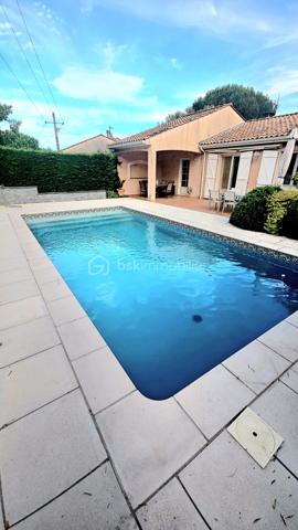 EXCLUSIVITÉ 
Cette villa, nichée dans un quartier prisé de Payrin-Augmontel, vous accueille avec son jardin paysager et son allée goudronnée.

Au rez-de-chaussée, elle se compose d'un hall d'entrée avec toilettes, d'un vaste espace de vie intégrant une cuisine ouverte et un salon agrémenté d'un poêle à bois, l'ensemble s'ouvrant sur un extérieur doté d'une piscine maçonnée et de sa grande plage ainsi que de deux terrasses.

Le demi-étage supérieur abrite trois chambres équipées de placards intégrés, ainsi qu'une salle de bain avec toilettes.

Le demi-sous-sol comprend une chambre spacieuse (pouvant servir de salle de jeux ou d'atelier), une buanderie et un espace de rangement.

À l'extérieur, un garage double offre un accès à l'avant et à l'arrière de la propriété.
Une visite est recommandée pour se rendre compte du potentiel de ce bien !