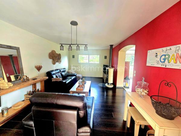 EXCLUSIVITÉ 
Cette villa, nichée dans un quartier prisé de Payrin-Augmontel, vous accueille avec son jardin paysager et son allée goudronnée.

Au rez-de-chaussée, elle se compose d'un hall d'entrée avec toilettes, d'un vaste espace de vie intégrant une cuisine ouverte et un salon agrémenté d'un poêle à bois, l'ensemble s'ouvrant sur un extérieur doté d'une piscine maçonnée et de sa grande plage ainsi que de deux terrasses.

Le demi-étage supérieur abrite trois chambres équipées de placards intégrés, ainsi qu'une salle de bain avec toilettes.

Le demi-sous-sol comprend une chambre spacieuse (pouvant servir de salle de jeux ou d'atelier), une buanderie et un espace de rangement.

À l'extérieur, un garage double offre un accès à l'avant et à l'arrière de la propriété.
Une visite est recommandée pour se rendre compte du potentiel de ce bien !