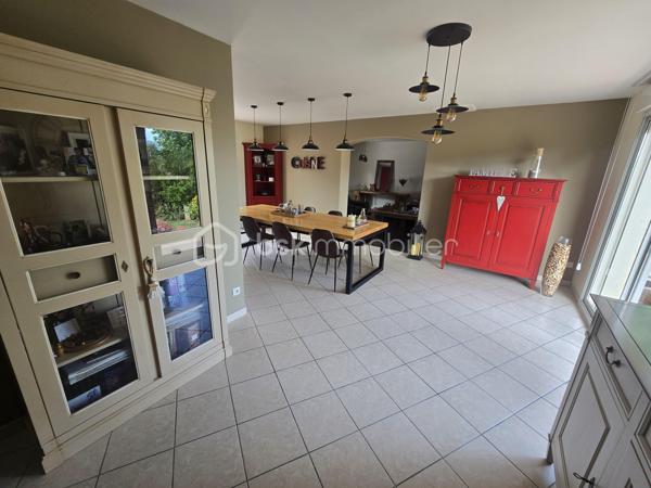 EXCLUSIVITÉ 
Cette villa, nichée dans un quartier prisé de Payrin-Augmontel, vous accueille avec son jardin paysager et son allée goudronnée.

Au rez-de-chaussée, elle se compose d'un hall d'entrée avec toilettes, d'un vaste espace de vie intégrant une cuisine ouverte et un salon agrémenté d'un poêle à bois, l'ensemble s'ouvrant sur un extérieur doté d'une piscine maçonnée et de sa grande plage ainsi que de deux terrasses.

Le demi-étage supérieur abrite trois chambres équipées de placards intégrés, ainsi qu'une salle de bain avec toilettes.

Le demi-sous-sol comprend une chambre spacieuse (pouvant servir de salle de jeux ou d'atelier), une buanderie et un espace de rangement.

À l'extérieur, un garage double offre un accès à l'avant et à l'arrière de la propriété.
Une visite est recommandée pour se rendre compte du potentiel de ce bien !