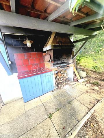 EXCLUSIVITÉ 
Cette villa, nichée dans un quartier prisé de Payrin-Augmontel, vous accueille avec son jardin paysager et son allée goudronnée.

Au rez-de-chaussée, elle se compose d'un hall d'entrée avec toilettes, d'un vaste espace de vie intégrant une cuisine ouverte et un salon agrémenté d'un poêle à bois, l'ensemble s'ouvrant sur un extérieur doté d'une piscine maçonnée et de sa grande plage ainsi que de deux terrasses.

Le demi-étage supérieur abrite trois chambres équipées de placards intégrés, ainsi qu'une salle de bain avec toilettes.

Le demi-sous-sol comprend une chambre spacieuse (pouvant servir de salle de jeux ou d'atelier), une buanderie et un espace de rangement.

À l'extérieur, un garage double offre un accès à l'avant et à l'arrière de la propriété.
Une visite est recommandée pour se rendre compte du potentiel de ce bien !