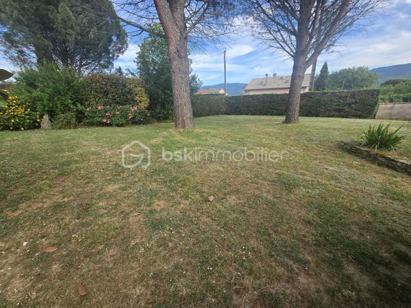 EXCLUSIVITÉ 
Cette villa, nichée dans un quartier prisé de Payrin-Augmontel, vous accueille avec son jardin paysager et son allée goudronnée.

Au rez-de-chaussée, elle se compose d'un hall d'entrée avec toilettes, d'un vaste espace de vie intégrant une cuisine ouverte et un salon agrémenté d'un poêle à bois, l'ensemble s'ouvrant sur un extérieur doté d'une piscine maçonnée et de sa grande plage ainsi que de deux terrasses.

Le demi-étage supérieur abrite trois chambres équipées de placards intégrés, ainsi qu'une salle de bain avec toilettes.

Le demi-sous-sol comprend une chambre spacieuse (pouvant servir de salle de jeux ou d'atelier), une buanderie et un espace de rangement.

À l'extérieur, un garage double offre un accès à l'avant et à l'arrière de la propriété.
Une visite est recommandée pour se rendre compte du potentiel de ce bien !