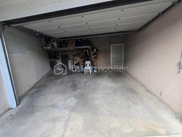 EXCLUSIVITÉ 
Cette villa, nichée dans un quartier prisé de Payrin-Augmontel, vous accueille avec son jardin paysager et son allée goudronnée.

Au rez-de-chaussée, elle se compose d'un hall d'entrée avec toilettes, d'un vaste espace de vie intégrant une cuisine ouverte et un salon agrémenté d'un poêle à bois, l'ensemble s'ouvrant sur un extérieur doté d'une piscine maçonnée et de sa grande plage ainsi que de deux terrasses.

Le demi-étage supérieur abrite trois chambres équipées de placards intégrés, ainsi qu'une salle de bain avec toilettes.

Le demi-sous-sol comprend une chambre spacieuse (pouvant servir de salle de jeux ou d'atelier), une buanderie et un espace de rangement.

À l'extérieur, un garage double offre un accès à l'avant et à l'arrière de la propriété.
Une visite est recommandée pour se rendre compte du potentiel de ce bien !